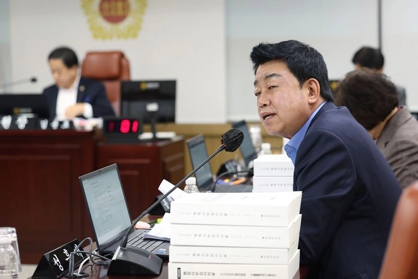 도시안전건설위원회 행정감사에서 질의하는 성흠제 의원