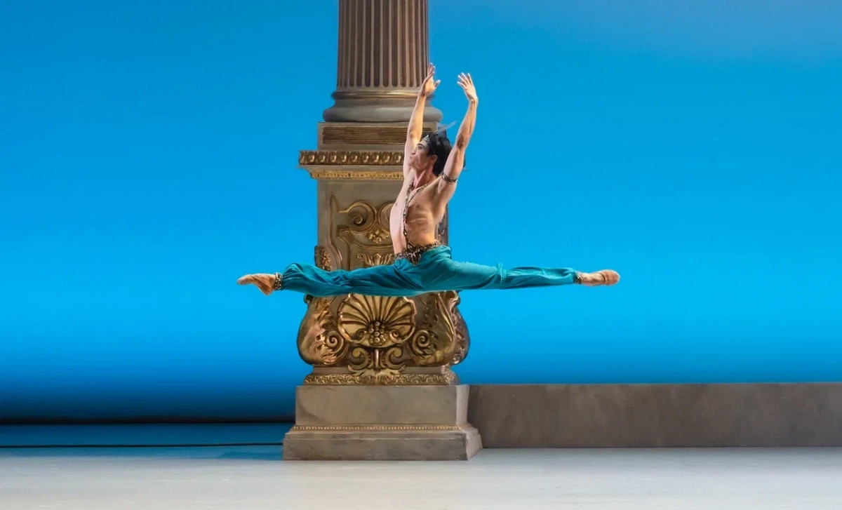 발레리노 김기민(마린스키 발레단 수석 무용수)이 프레인글로벌과 전속 매니지먼트 계약을 체결했다. 사진은 ‘라 바야데르’의 한 장면. 프레인글로벌 제공