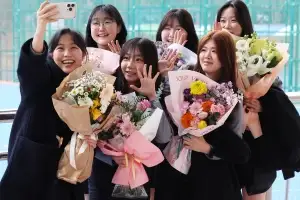 “우리 졸업했어요”