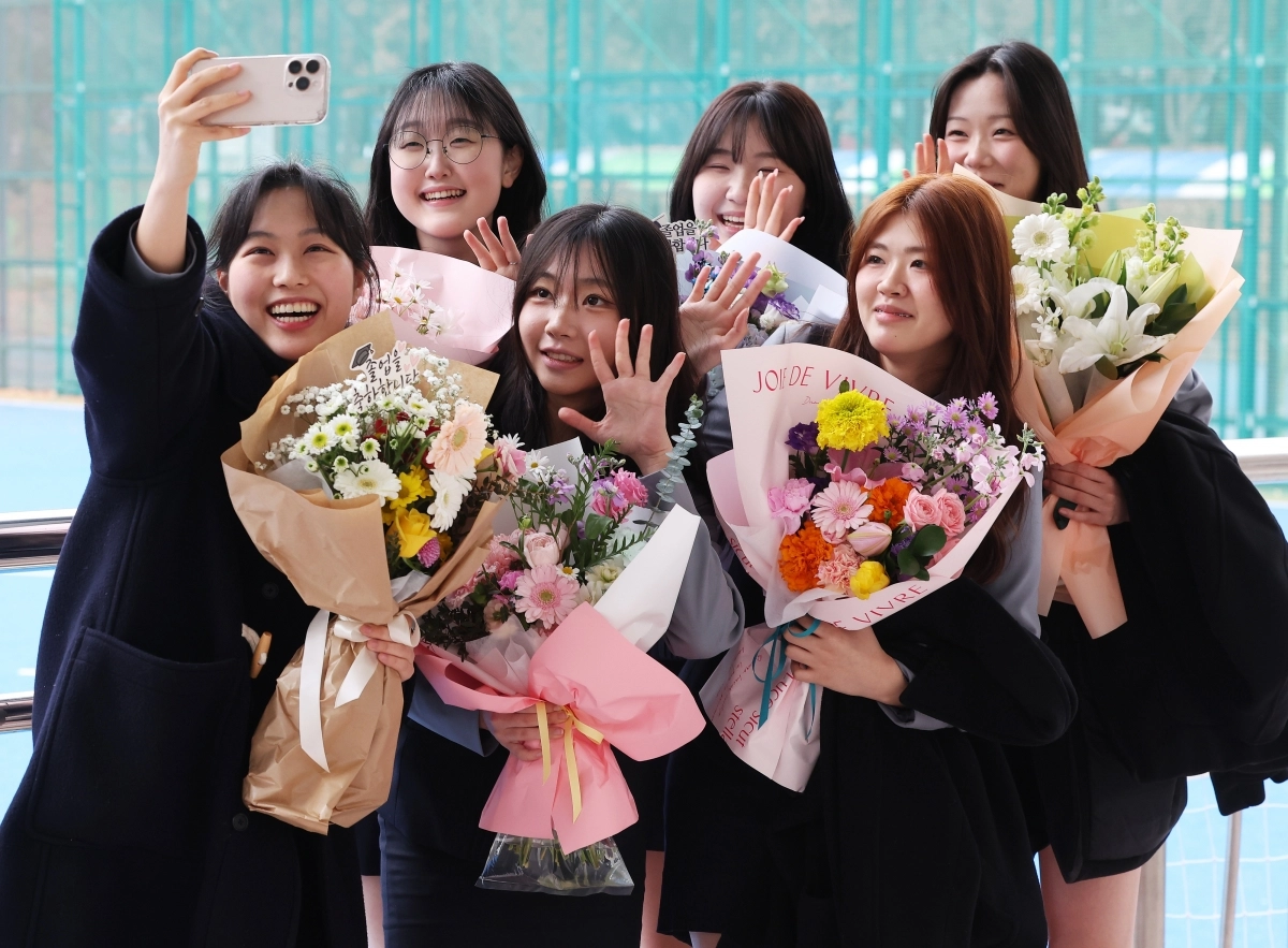 “우리 졸업했어요”