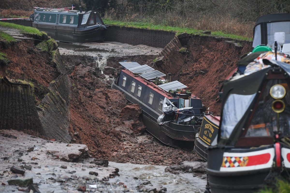 운하 싱크홀에 고립된 영국 선박들