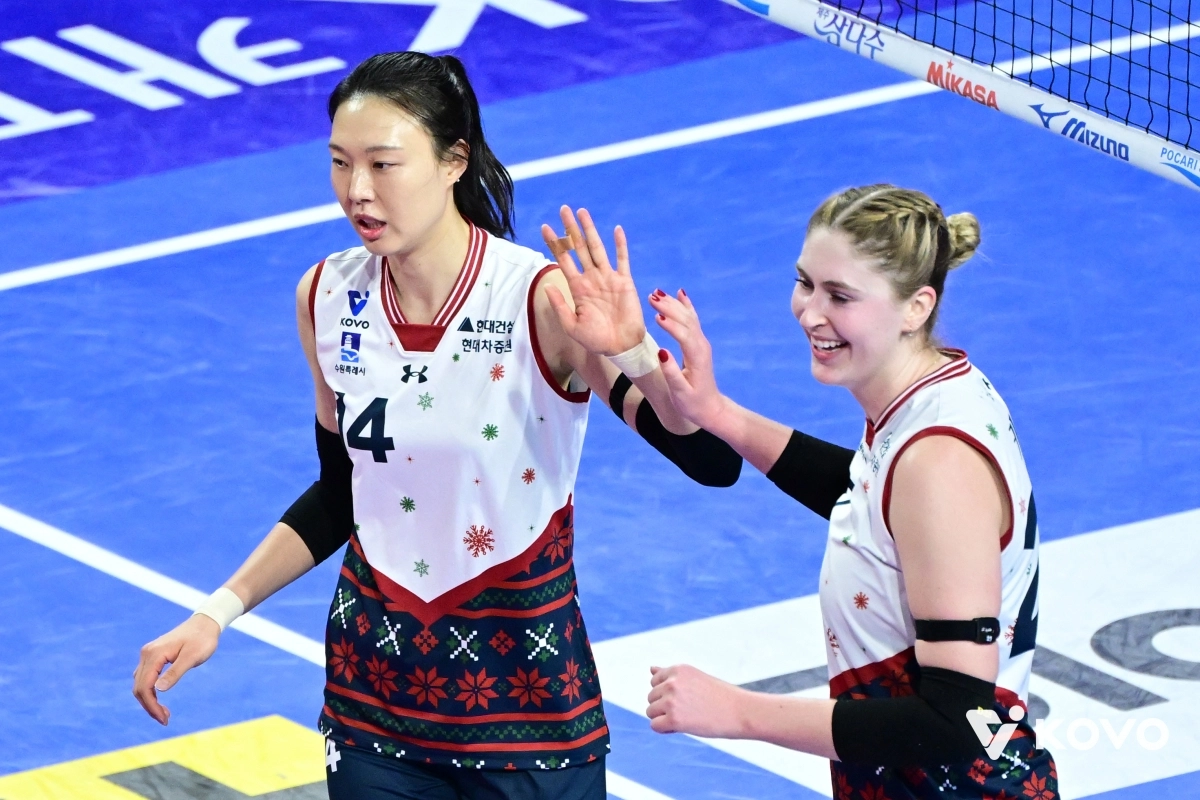 양효진(왼쪽)과 카리 가이스버거가 지난 21일 경기 화성종합체육관에서 열린 2025~26 V리그 여자부 현대건설과 IBK기업은행의 경기에서 하이파이브를 하고 있다. KOVO 제공