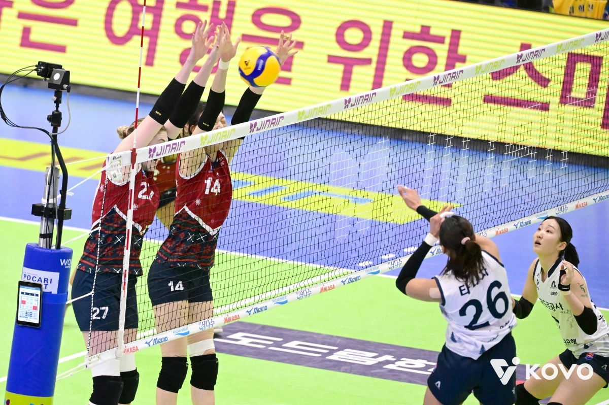 블로킹하는 양효진과 카리. KOVO 제공