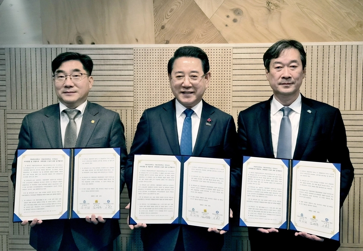 김영록 전남지사와 이병운(왼쪽) 순천대 총장, 송하철(오른쪽) 목포대 총장이 대학통합과 국립의대 신속 신설을 위한 업무협약을 체결한 후 기념사진을 찍고 있다.