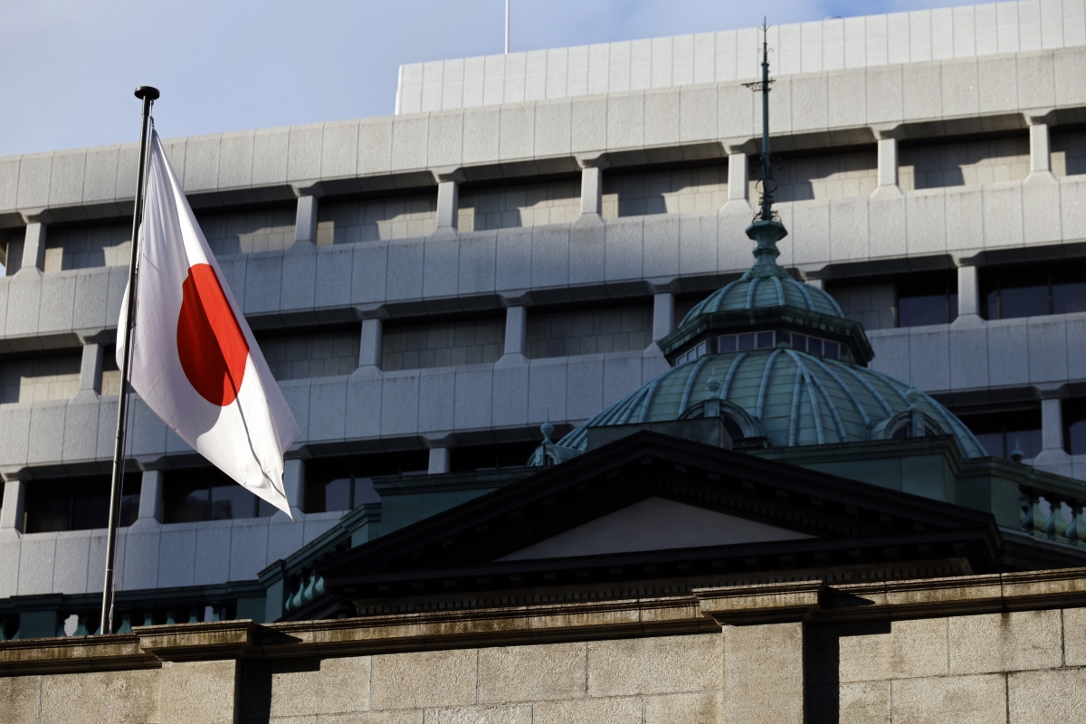19일 일본 도쿄에 있는 일본은행(BOJ) 본부에 일본 국기가 펄럭이고 있다. 일본 중앙은행인 일본은행은 이날 금융정책결정회의에서 기준금리인 단기 정책금리를 현재 ‘0.5% 정도’에서 ‘0.75% 정도’로 11개월 만에 0.25%포인트 인상하기로 했다. 2025.12.19 도쿄 EPA 연합뉴스