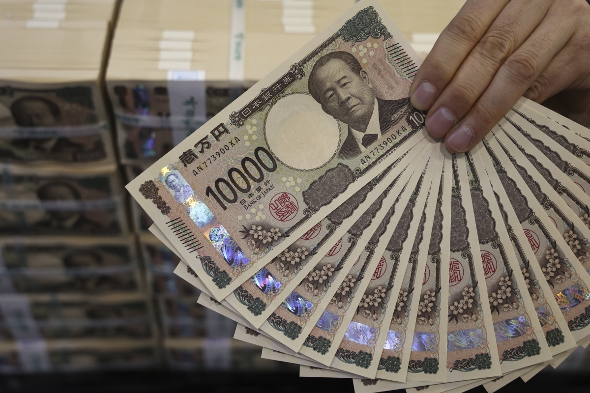 19일 서울 하나은행 위변조대응센터에서 직원이 엔화를 보이고 있다. 일본 중앙은행인 일본은행은 이날 금융정책결정회의에서 기준금리인 단기 정책금리를 현재 ‘0.5% 정도’에서 ‘0.75% 정도’로 11개월 만에 0.25%포인트 인상하기로 했다. 2025.12.19 연합뉴스