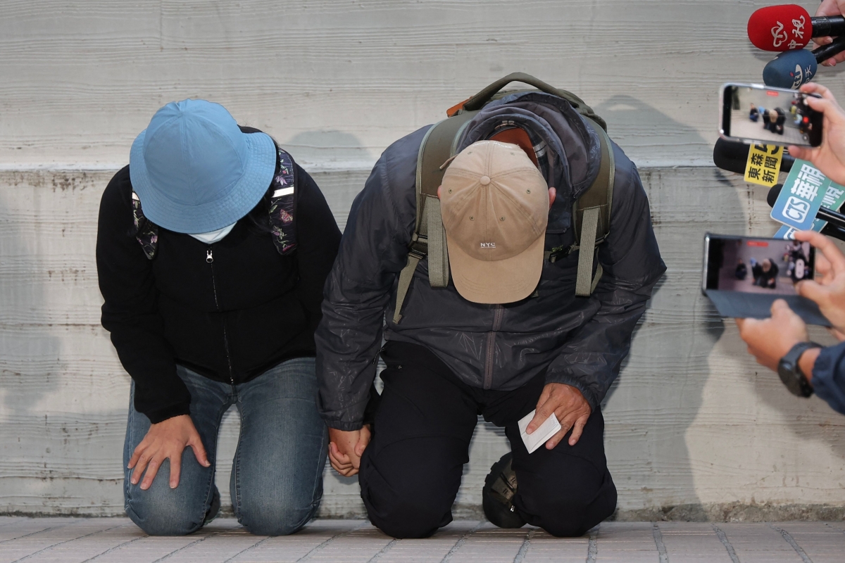 19일(현지시간) 대만 타이베이에서 발생한 흉기난동 사건 용의자 장원(27)의 부모가 23일 현지 과학수사부검센터 앞에서 무릎을 꿇고 사죄하고 있다. 앞서 타이베이에서는 장원이 연막탄을 동원한 무차별 흉기난동을 부려 3명이 숨지고 11명이 다쳤다. 장원은 범행 후 도주하다가 흉기난동을 벌인 건물 옥상에서 뛰어내려 사망했다. 2025.12.23 타이베이 AFP 연합뉴스(대만 CNA 제공)