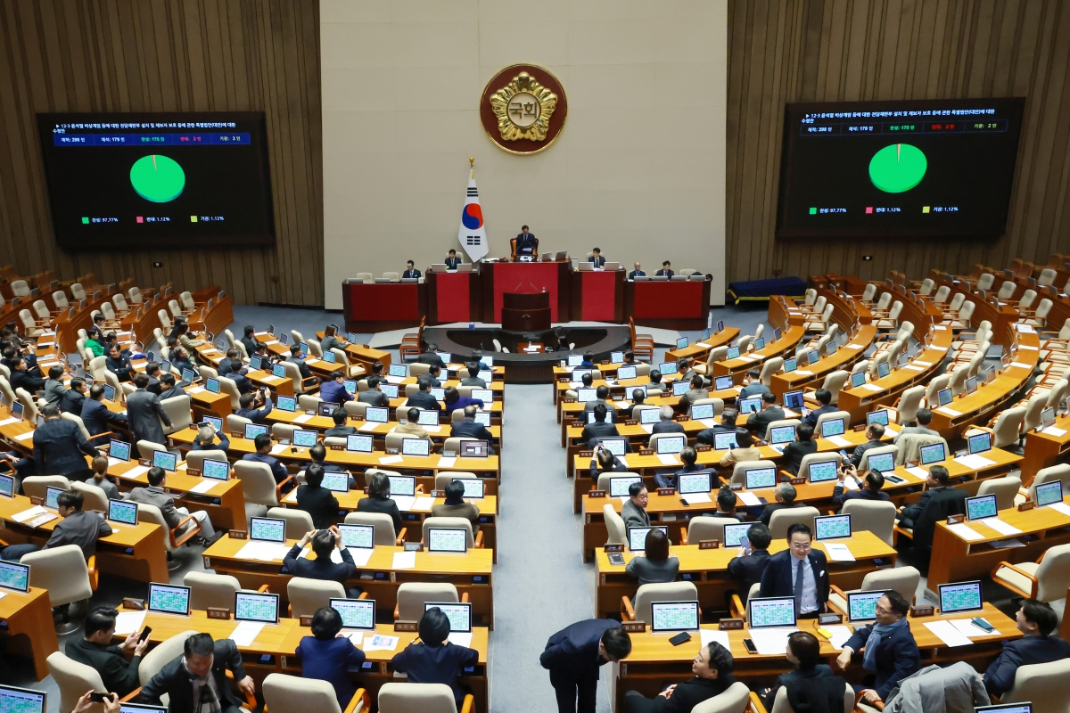 23일 국회에서 열린 12월 임시국회 본회의에서 12·3 윤석열 비상계엄 등에 대한 전담재판부 설치 및 제보자 보호 등에 관한 특별법이 무제한 토론(필리버스터) 끝에 통과되고 있다. 이날 표결에 국민의힘은 불참했다. 2025.12.23 연합뉴스