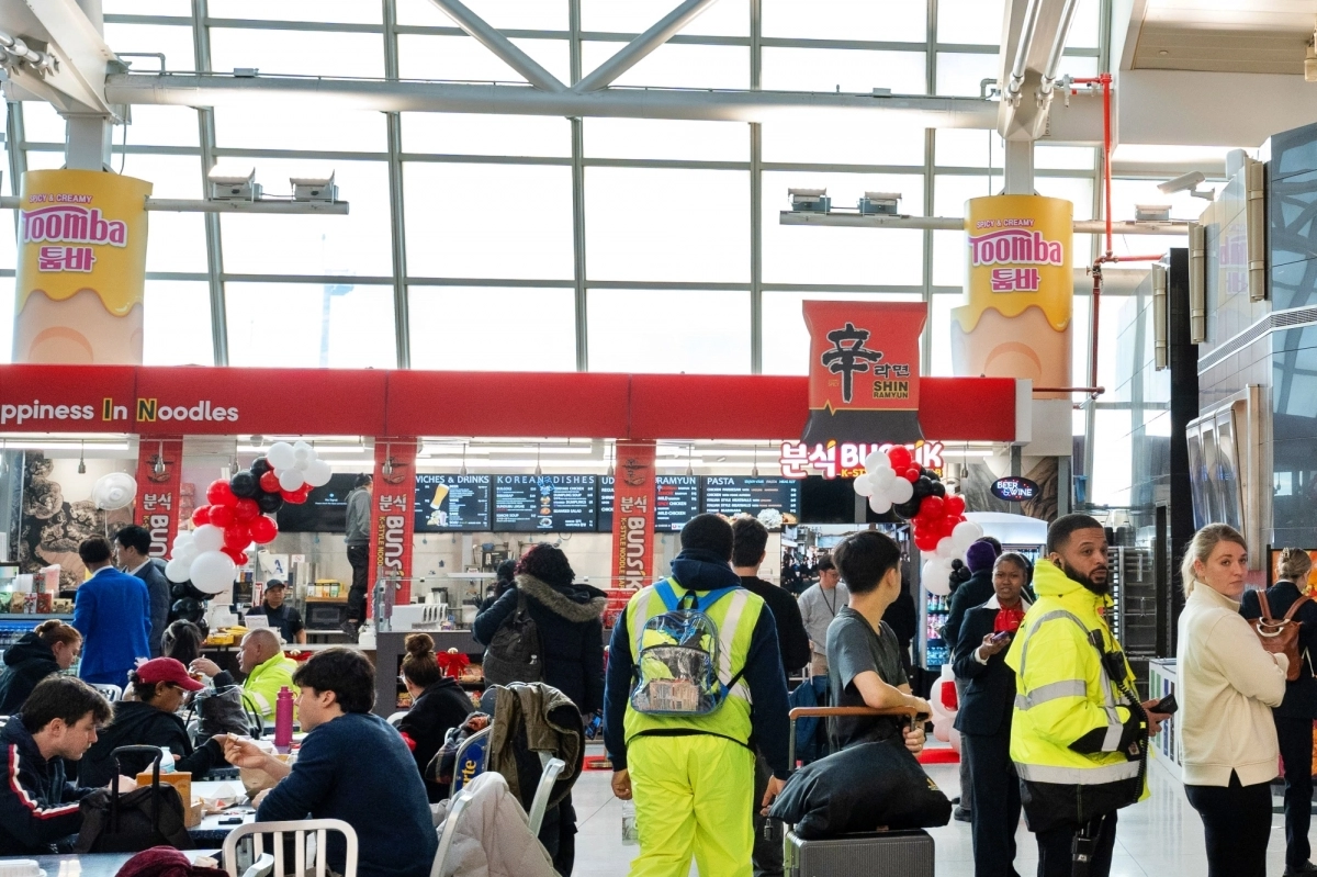 뉴욕 JFK 공항에서 신라면 먹는다… 북적북적한 ‘농심  분식’