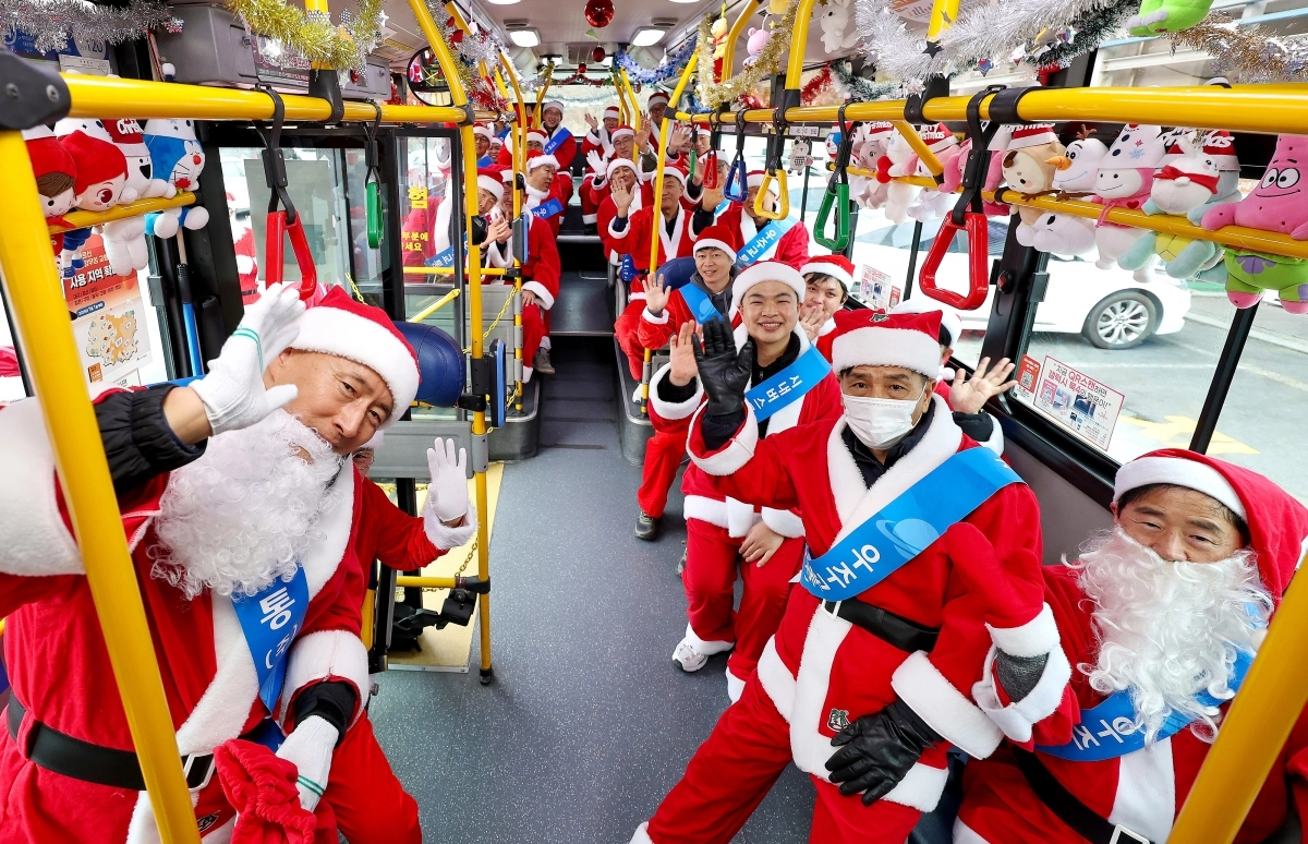 산타로 변신한 시내버스 기사들