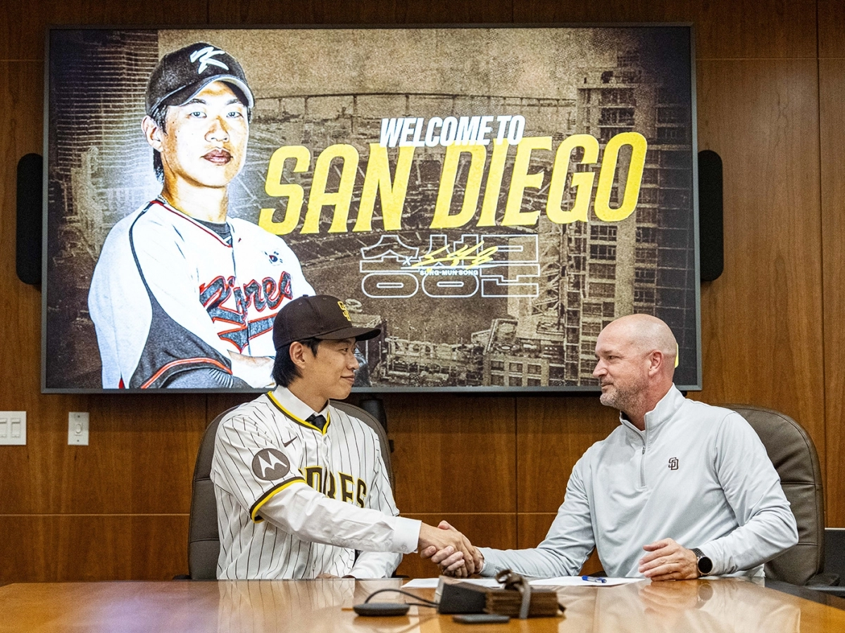 송성문(왼쪽)이 22일(한국시간) 미국 캘리포니아주 샌디에이고 펫코파크에서 입단 계약서에 사인한 뒤 샌디에이고 구단 관계자와 악수하고 있다. 샌디에이고는 이날 “KBO 리그에서 온 송성문과 2029시즌까지 4년 계약을 체결했다. 샌디에이고에 온 것을 환영한다”고 공식 발표했다. 키움 히어로즈 제공