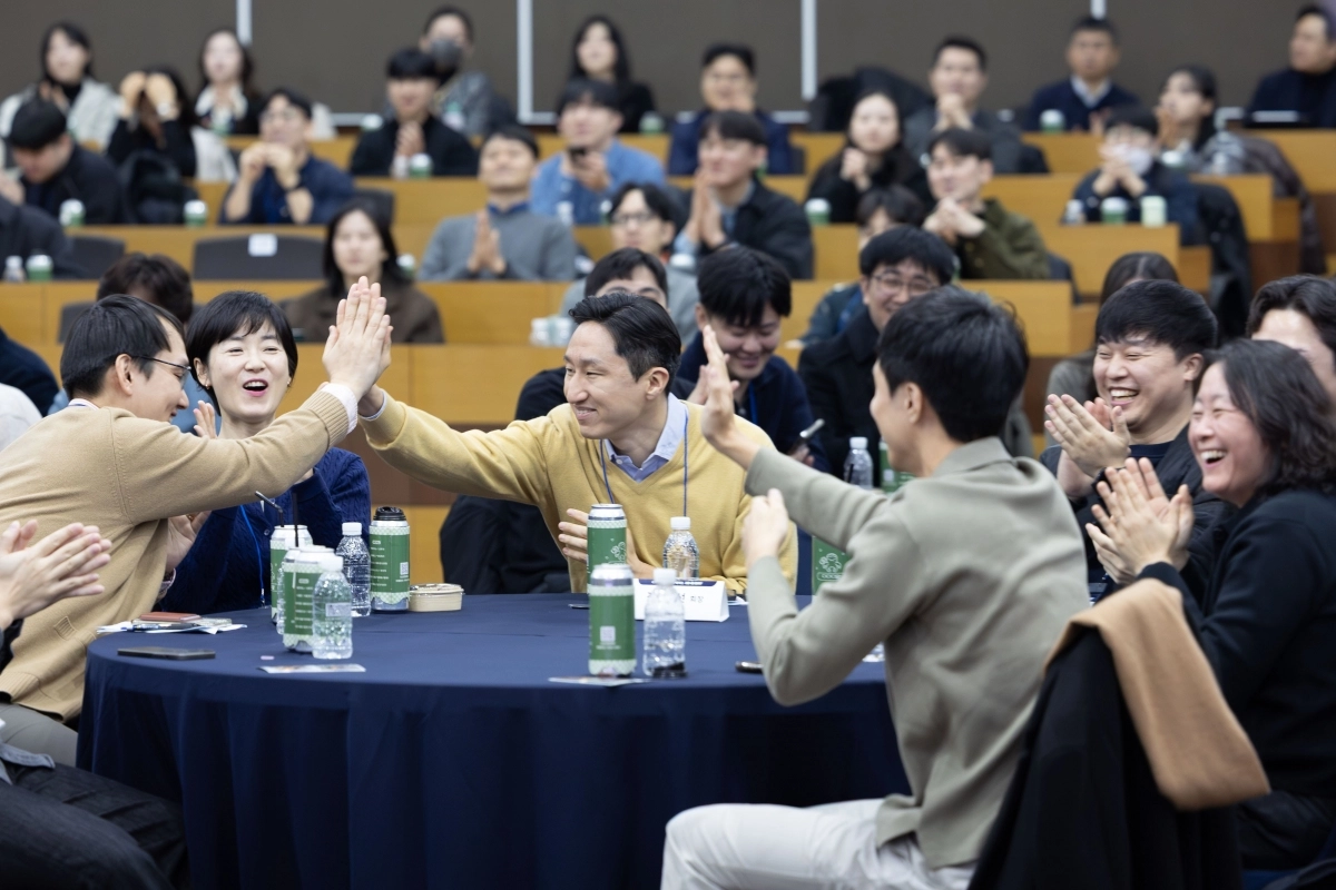 정기선(가운데) HD현대 회장이 23일 울산 HD현대중공업 인재교육원에서 MZ 직원들과 기업문화 개선 아이디어 공유회인 ‘하이파이브 데이’(HI-5 DAY)를 진행하고 있다. 2025.12.23  HD현대 제공