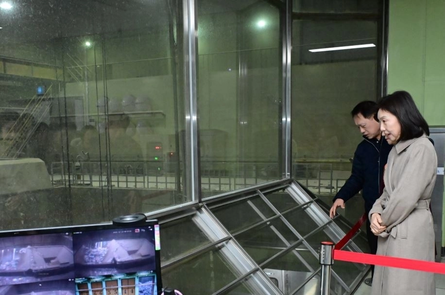 마포 자원회수시설 쓰레기 처리 과정 살피는 최호정 의장