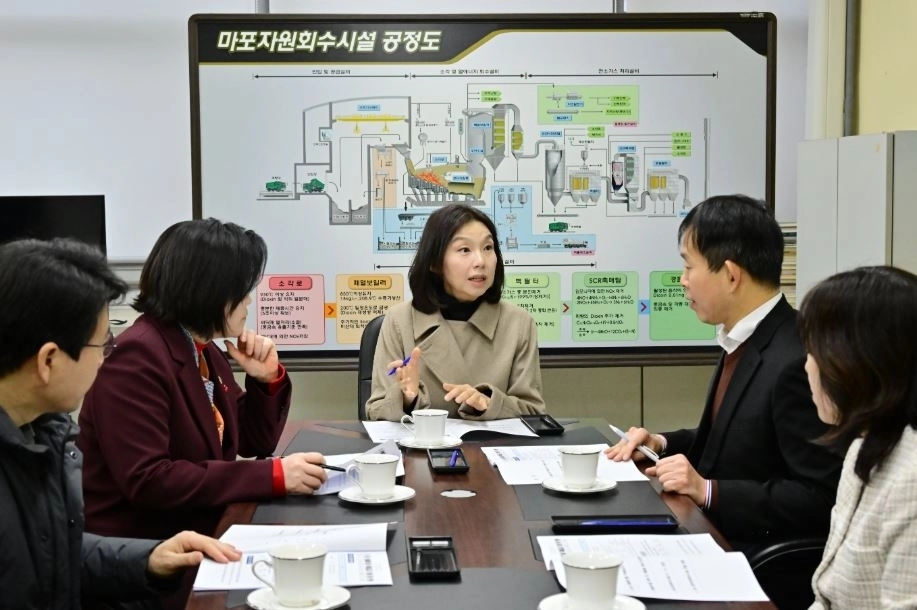 수도권 직매립금지 대응 상황을 듣고 있는 최호정 의장