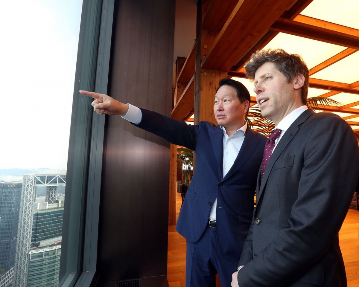 최태원(왼쪽) 회장과 샘 올트먼 OpenAI CEO가 지난 10월 1일 서울 종로구 SK서린빌딩에서 메모리 공급 및 서남권 AI DC 설립 및 운영 등에 관한 파트너십을 체결한 후 창밖을 보며 환담을 나누고 있다. SK 제공