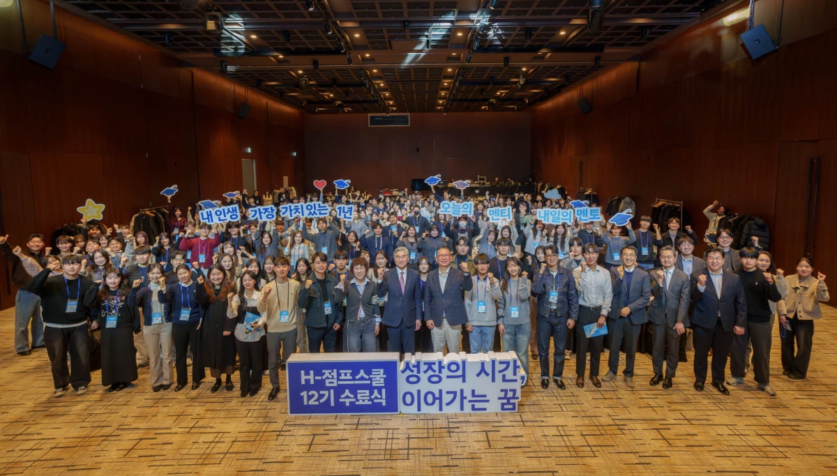 ‘대학생 교육봉사단 H-점프스쿨’ 12기 수료식에서 성김(맨 앞줄 왼쪽 열 번째부터) 현대차그룹 전략기획담당 사장과 서창범 점프 이사장을 비롯한 참가자들이 기념 촬영하고 있다. 현대차그룹 제공
