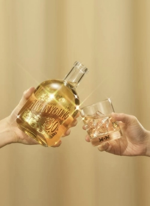 가수 박재범이 설립한 주류 제조업체 원스피리츠가 신제품 ‘환영30’을 출시했다. 자료 : 원스피리츠