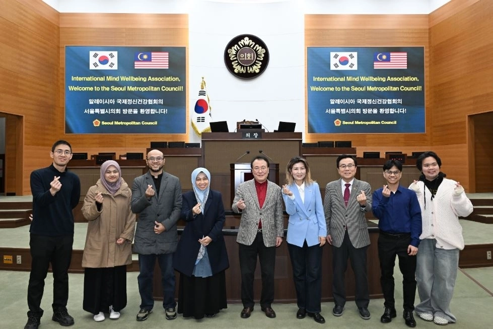 아이수루 의원(오른쪽에서 네 번째)이 말레이시아 국제정신건강협회장, 회원 및 국내 유학생(무슬림) 등 참석자들과 기념촬영을 하고 있다.