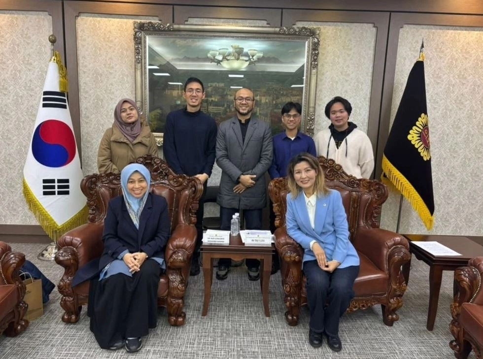 말레이시아 국제정신건강협회장(왼쪽) 및 아이수루 의원(오른쪽) 등