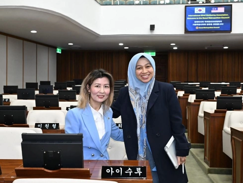 아이수루 시의원(왼쪽)과 말레이시아 국제정신건강협회장(오른쪽)