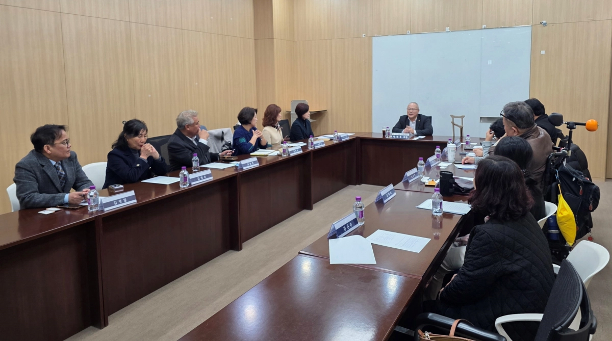 박재용 의원이 23일 경기도의회 정담회실에서 장애인 위생·뷰티케어서비스 활성화 방안을 논의하기 위한 정담회를 개최하고 관계자들로부터 현장의 다양한 의견을 청취하고 있다.(사진=경기도의회)