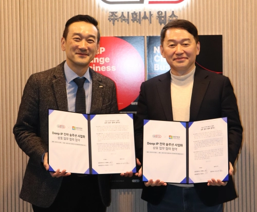 제넥스 진승오(오른쪽) 대표와 윕스 최지민 대표가 ‘AI 기반 Deep IP 전략 솔루션 공동 기획·개발과 사업화’를 위한 업무협약을 체결하고 있다. 2025.12.24. 제넥스 제공