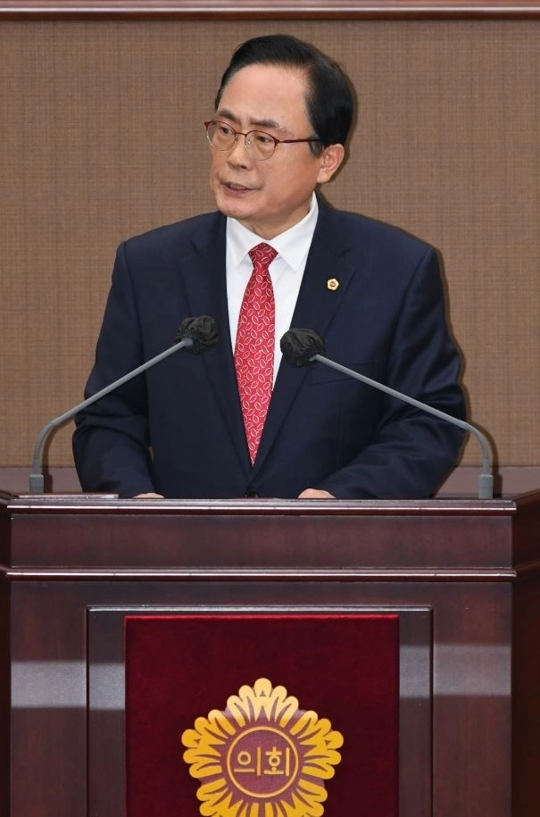 서울시의회 김형재 의원이 지난 23일 제333회 정례회 5차 본회의에서 정근식 서울시교육감에게 학교폭력 근절 대책을 주문하고 있다.