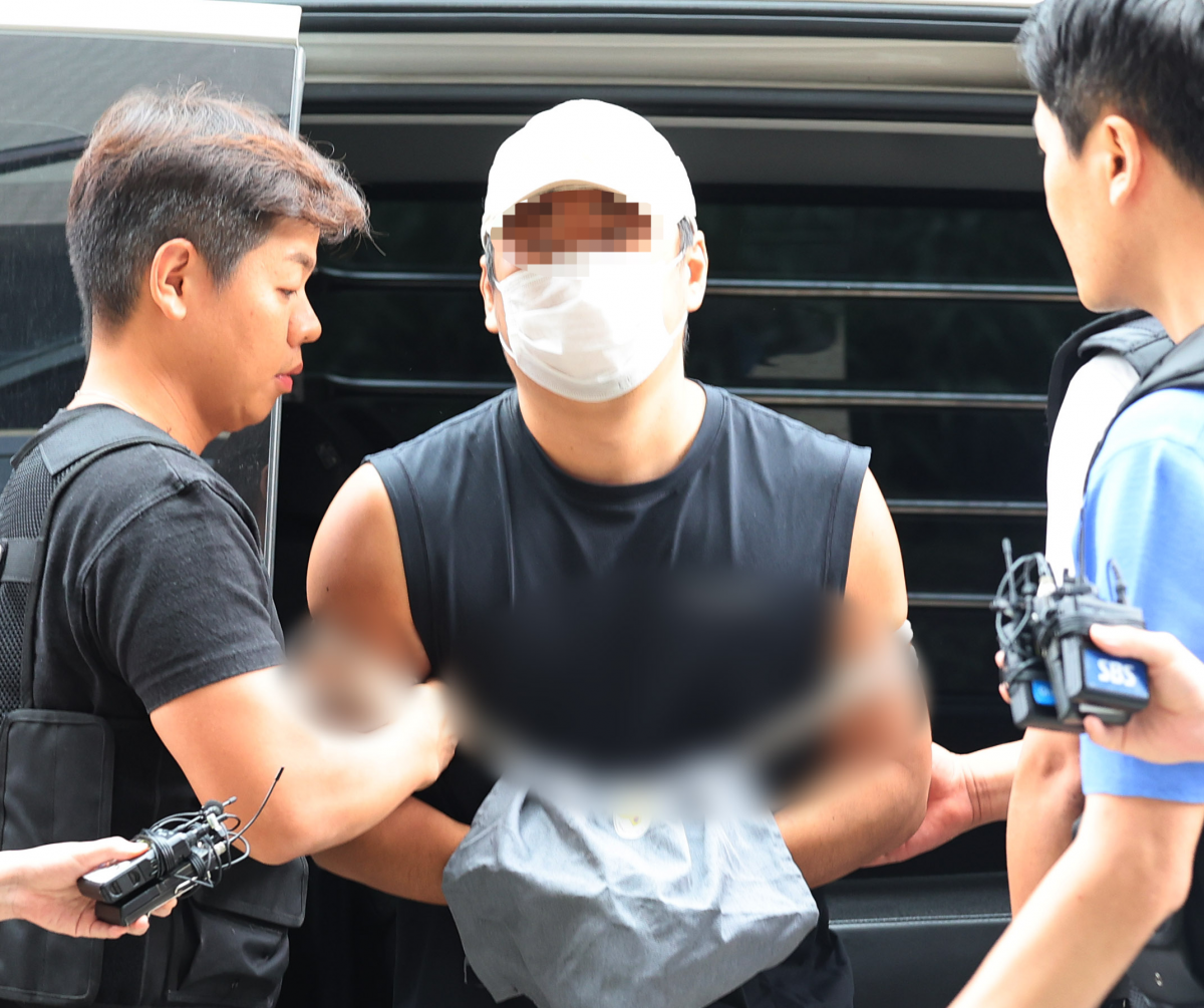 13일 오후 부천시 원미구 인천지방법원 부천지원으로 지난 10일 경기 김포시 한 단독주택에서 60∼70대 부모와 30대 형 등 일가족 3명을 흉기로 살해한 혐의를 받는 30대 A씨가 구속 전 피의자 심문(영장실질심사)을 받기 위해 출석하고 있다. 2025.7.13 뉴시스