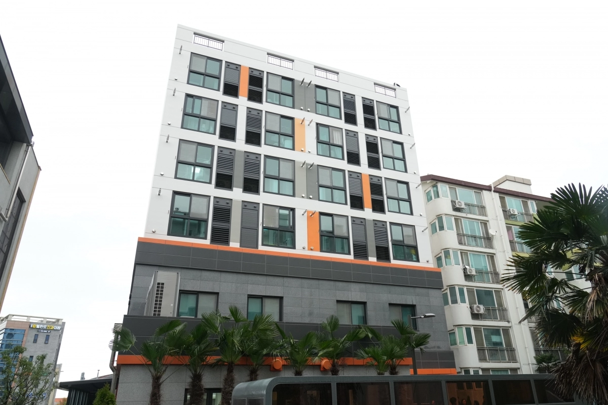 ‘제주아라 고령자복지주택’은 기존 제주아라LH아파트단지 내에 유휴부지를 활용해 24가구를 증축한 사업으로, LH가 총사업비 114억 원을 투입해 건립했다. 제주도 제공