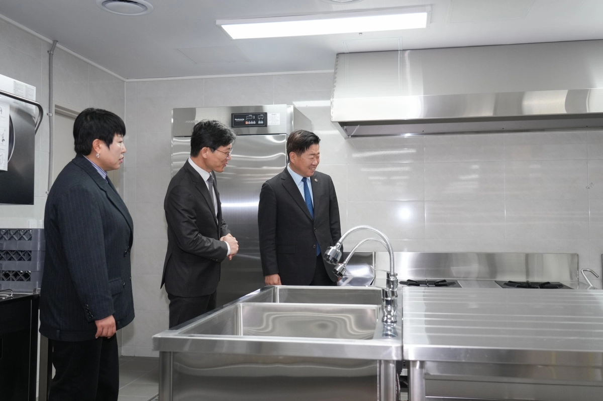 고령자복지주택은 한 층에 6가구가 거실과 주방을 공유하는 ‘셰어형’ 구조로 돼 있어 오영훈(오른쪽) 지사가 현장을 둘러보고 있다. 제주도 제공