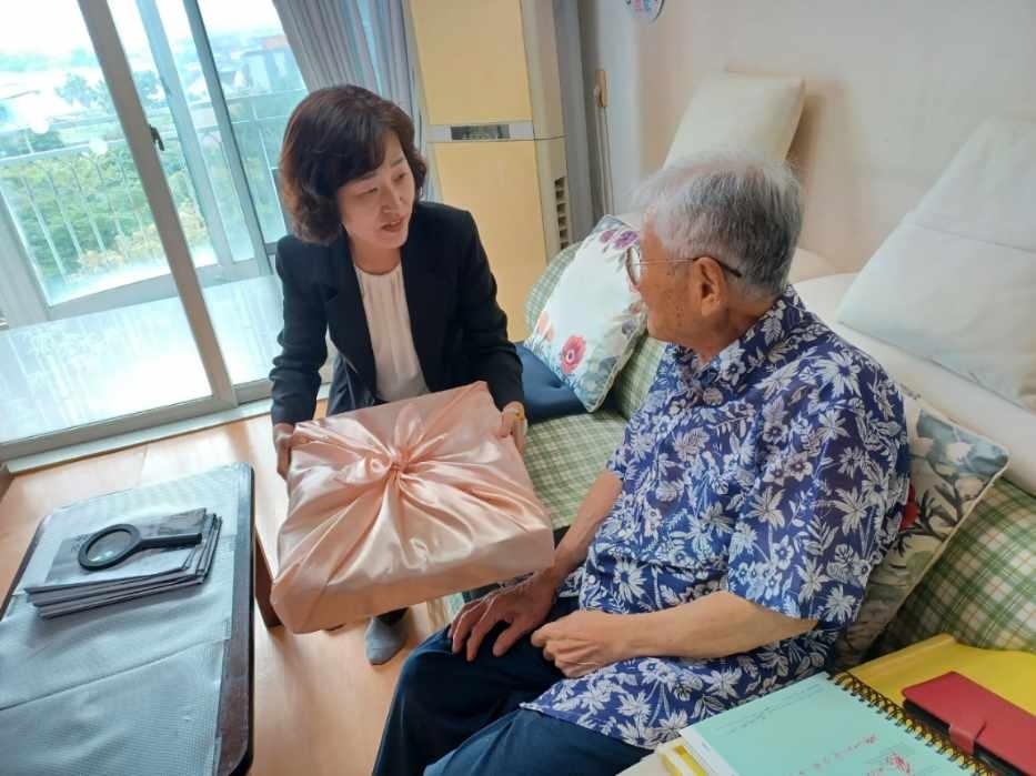 배태미(왼쪽) 제주도 보훈청장이 지난 추석 연휴 제주시 저소득 고령 국가유공자 가구를 방문해 위문품을 전달하고 있다. 제주도 제공