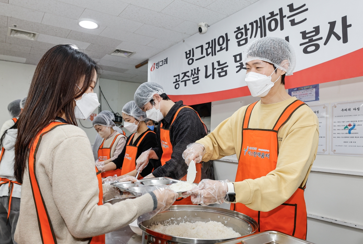 23일 ‘서울역 인근 무료 급식소 따스한채움터에서 배식 봉사활동을 펼치는 빙그레 임직원들’ (사진 - 빙그레 제공)