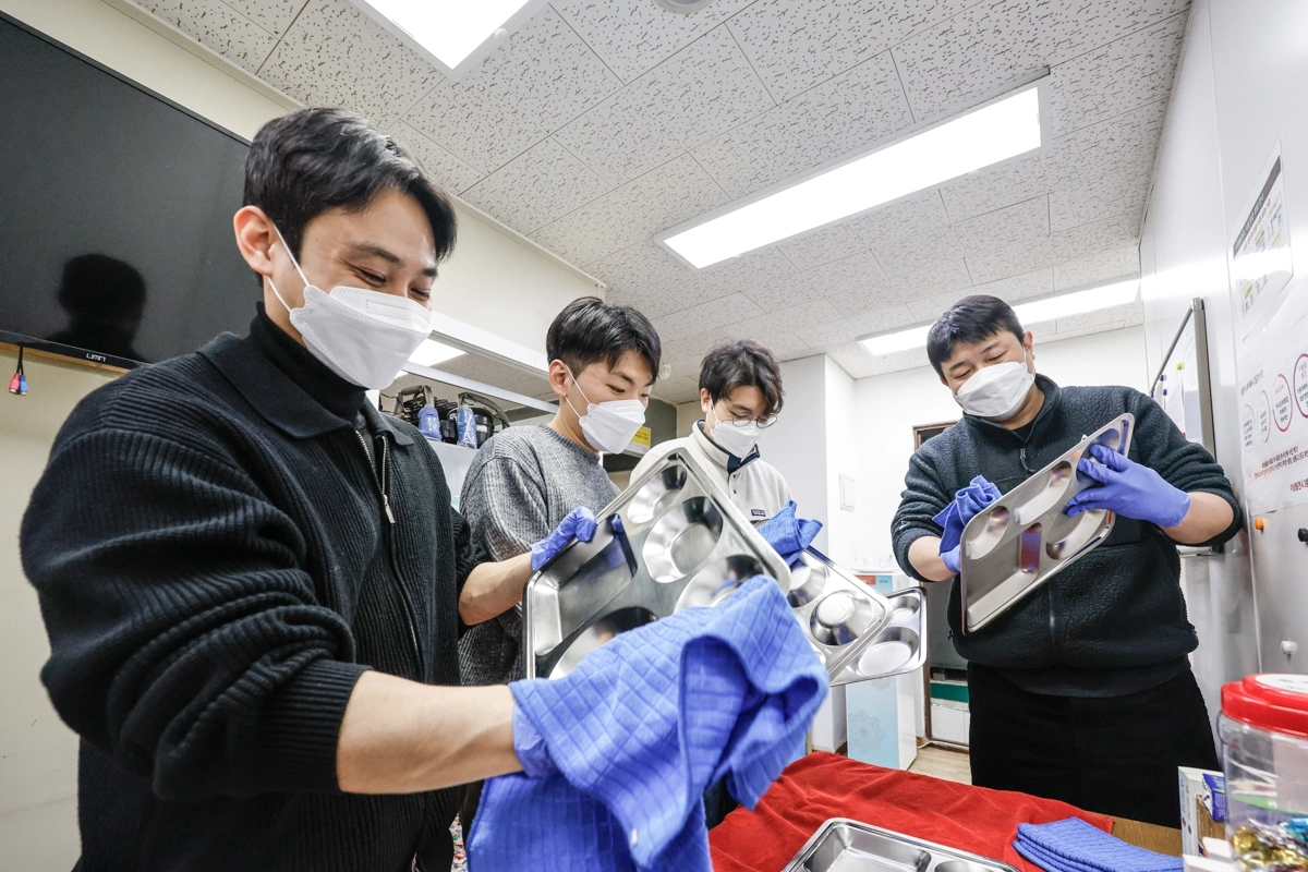 23일 ‘서울역 인근 무료 급식소 따스한채움터에서 배식 봉사활동을 펼치는 빙그레 임직원들’ (사진 - 빙그레 제공)