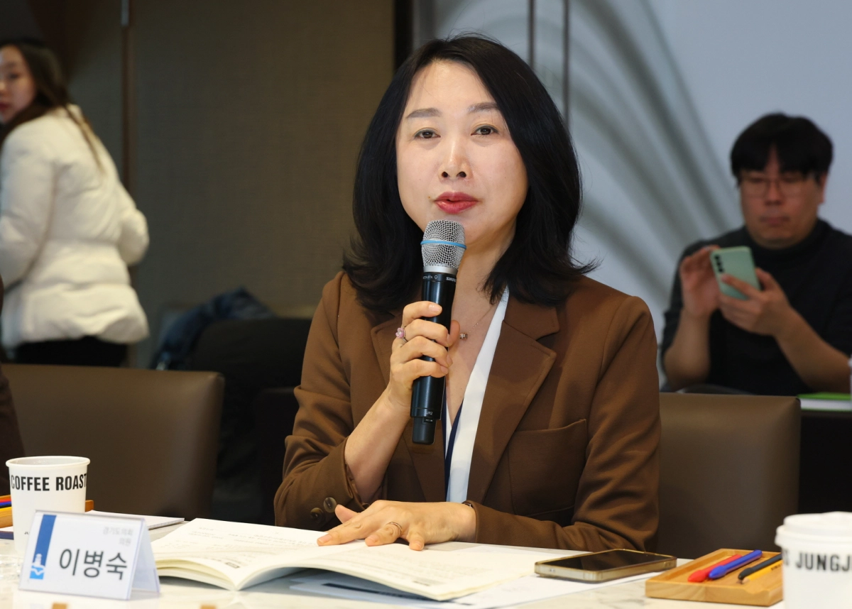 경기도의회 의정정책추진단 정담회에서 이병숙 의원이 망포역·서울역 광역버스 조속 운행과 수원 자원회수시설 이전 현황 공개를 촉구하고 있다.(사진=경기도의회)