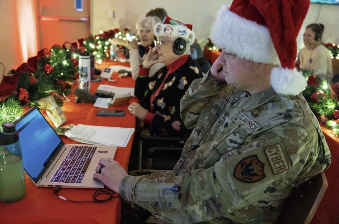 미국 항공우주 방위 사령부(NORAD)가 크리스마스를 맞아 ‘산타 위치 추적 안내’ 서비스를 하는 모습. 자료 : 미 전쟁부(국방부)