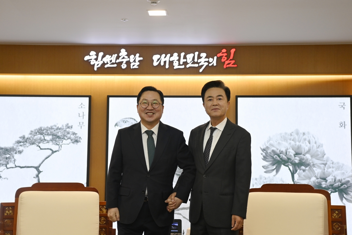 대전·충남 행정통합 논의가 급물살을 타는 가운데 이장우 대전시장과 김태흠 충남지사가 24일 충남도청에서 만나 행정통합 방향 등을 논의했다. 충남도 제공