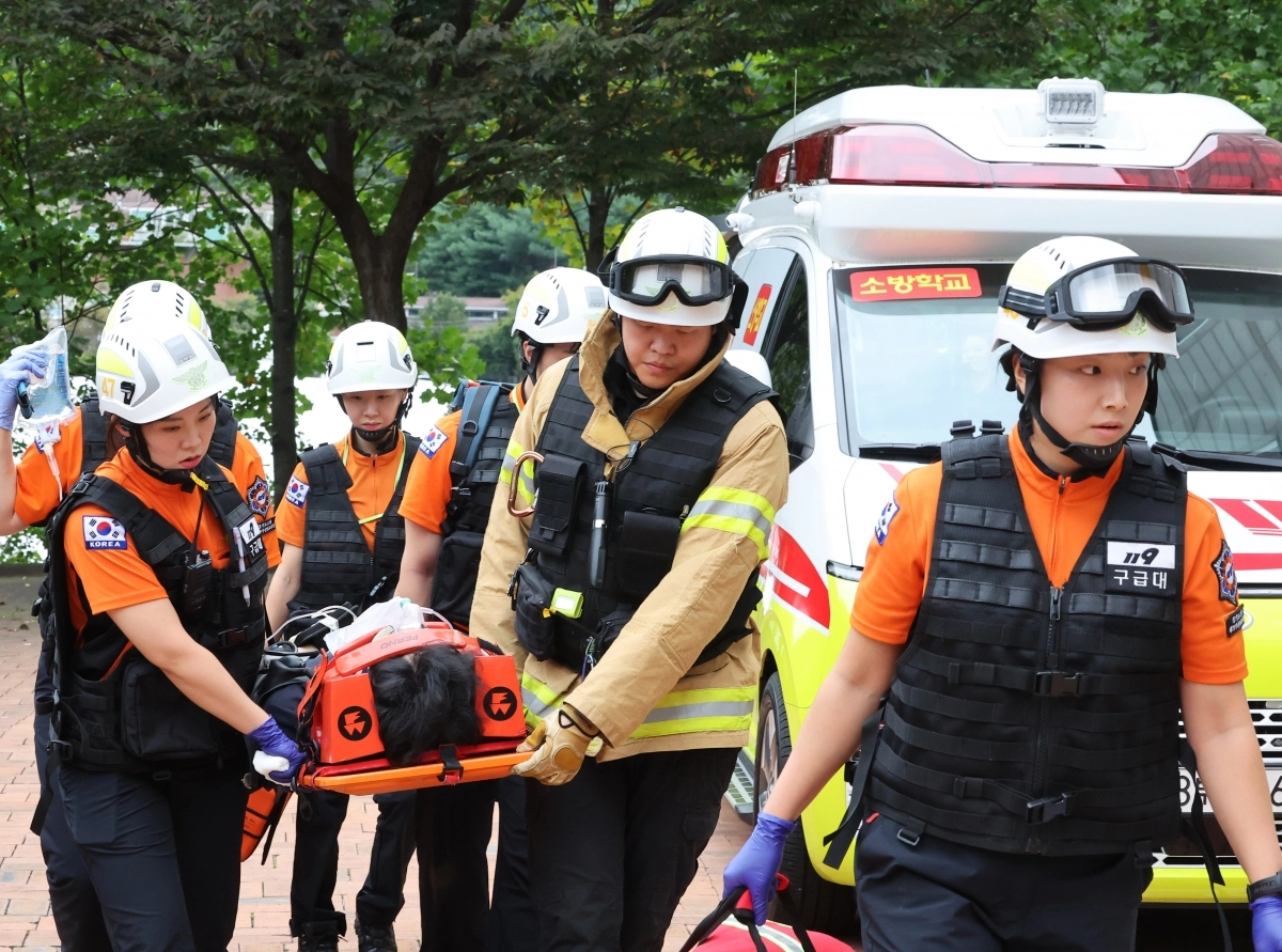경기도 용인시 경기도소방학교에서 신임 교육생들이 실제 응급 상황을 가정해 다양한 현장에 적용할 수 있는 ‘구급교육훈련 시스템’ 시뮬레이션 및 훈련을 하고 있다. 연합뉴스