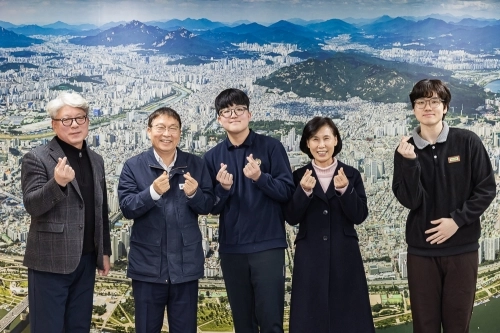김경호(왼쪽 두 번째) 서울 광진구청장이 지난 23일 구청에서 ‘수능 만점’ 광남고 왕정건 학생 등 광남고 관계자들과 차담회를 하고 기념사진을 찍고 있다.   광진구 제공