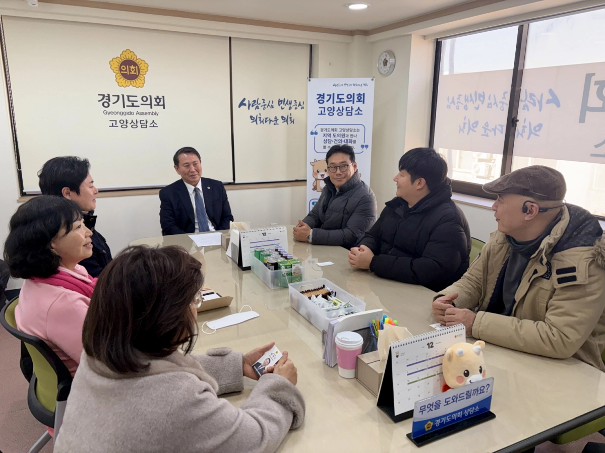 명재성 의원이 22일 고양상담소에서 고양특례시 노인요양시설 운영자, 요양보호사들과 정담회를 열고 현장 목소리를 청취하고 있다.(사진=경기도의회)