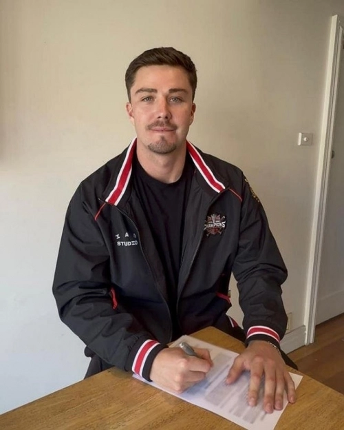 프로야구 KIA 타이거즈가 아시아쿼터 선수로 영입한 제리드 데일이 계약서에 사인하고 있다. KIA 타이거즈 제공.