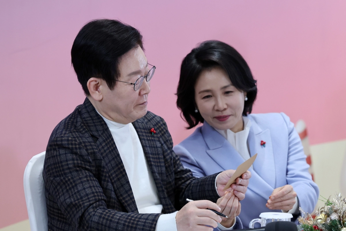 희귀질환 환우 편지 읽는 이재명 대통령 부부