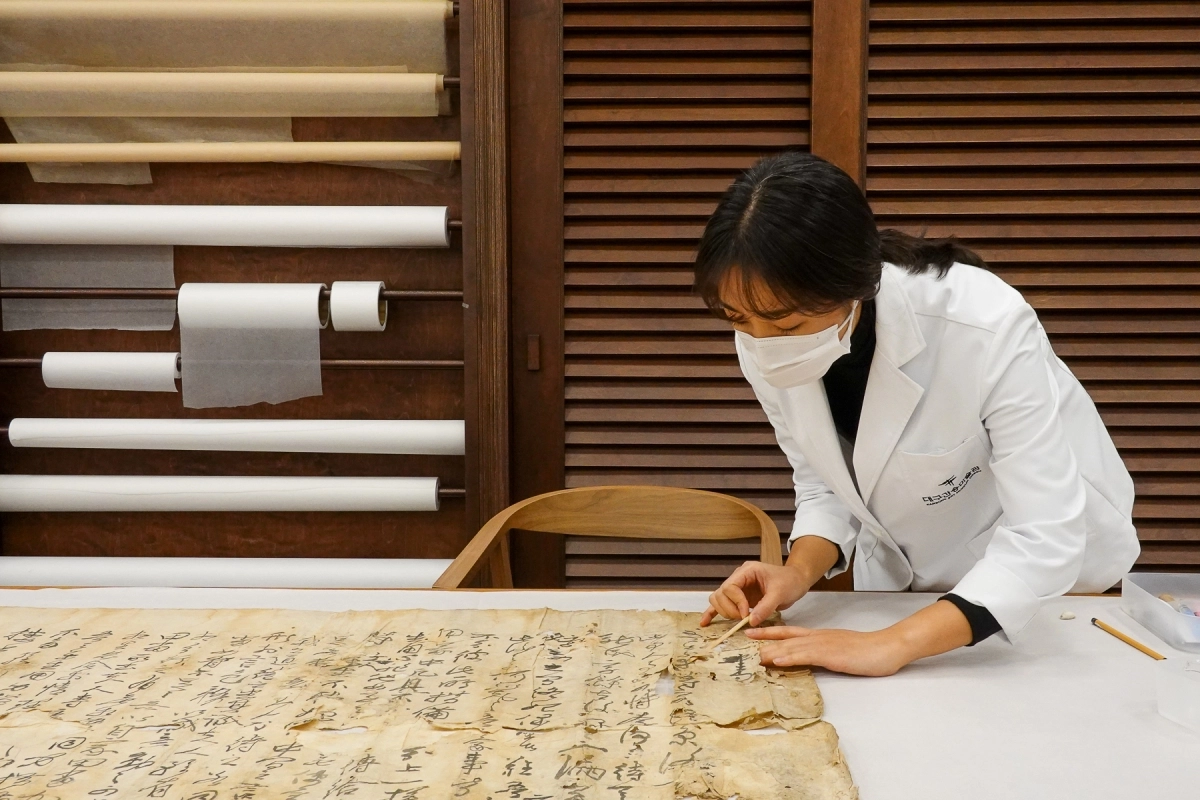 대구간송미술관 소속 학예사가 ‘권문해 유서’의 수리복원 작업을 하고 있다. 대구간송미술관 제공