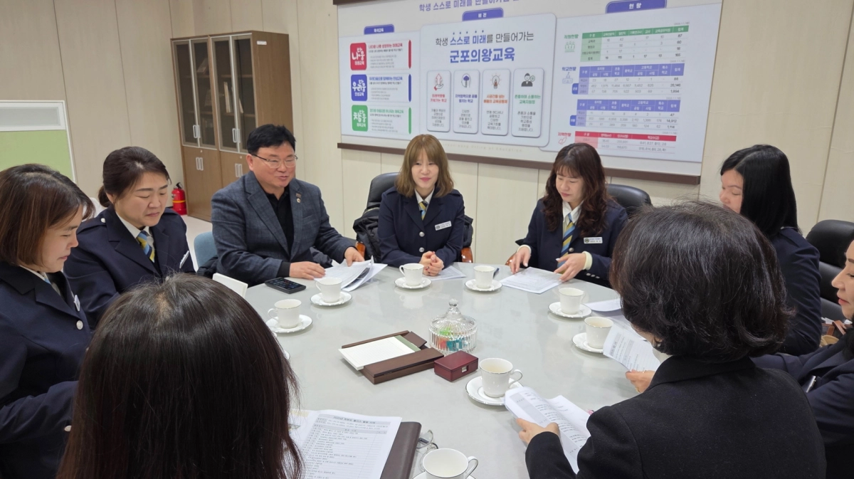 성기황 의원이 23일 군포의왕교육지원청에서 정숙경 교육장과 함께 학부모폴리스 관계자들을 만나 학부모폴리스의 운영 현황 공유와 현장 애로사항을 청취하고 있다.(사진=경기도의회)