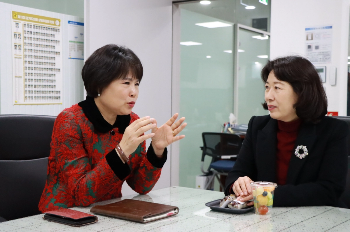 서성란 의원이 23일 경기도의회 건설교통위원회 회의실에서 마을버스 여성 운수종사자와 현장에서 겪는 어려움과 제도 개선 필요성에 대해 이야기를 나누고 있다.(사진=경기도의회)