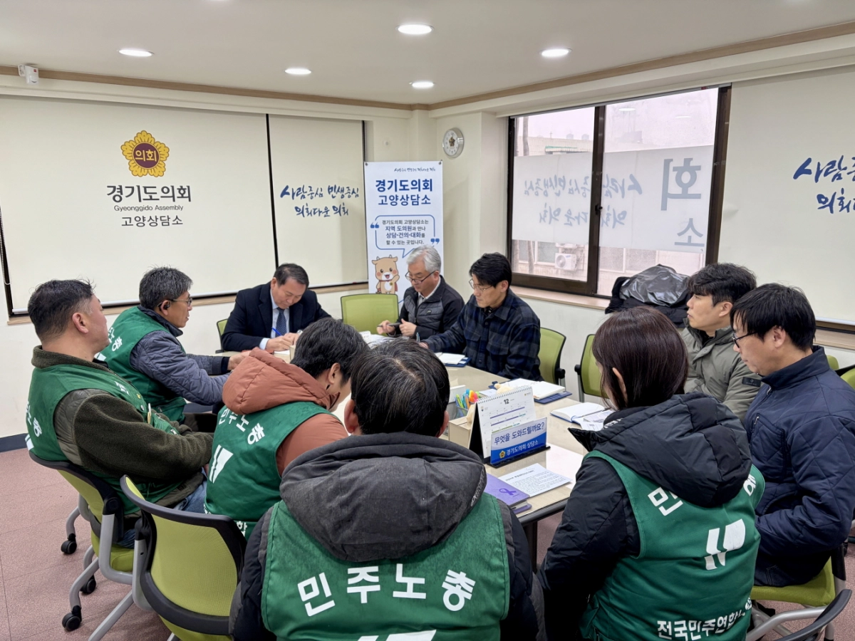 명재성 의원이 23일 고양상담소에서 고양특례시 생활폐기물 수집·운반 종사자들과 대행업체 관계자, 고양특례시 담당 부처가 참석한 가운데 현안 해결을 위한 간담회를 진행하고 있다.(사진=경기도의회)