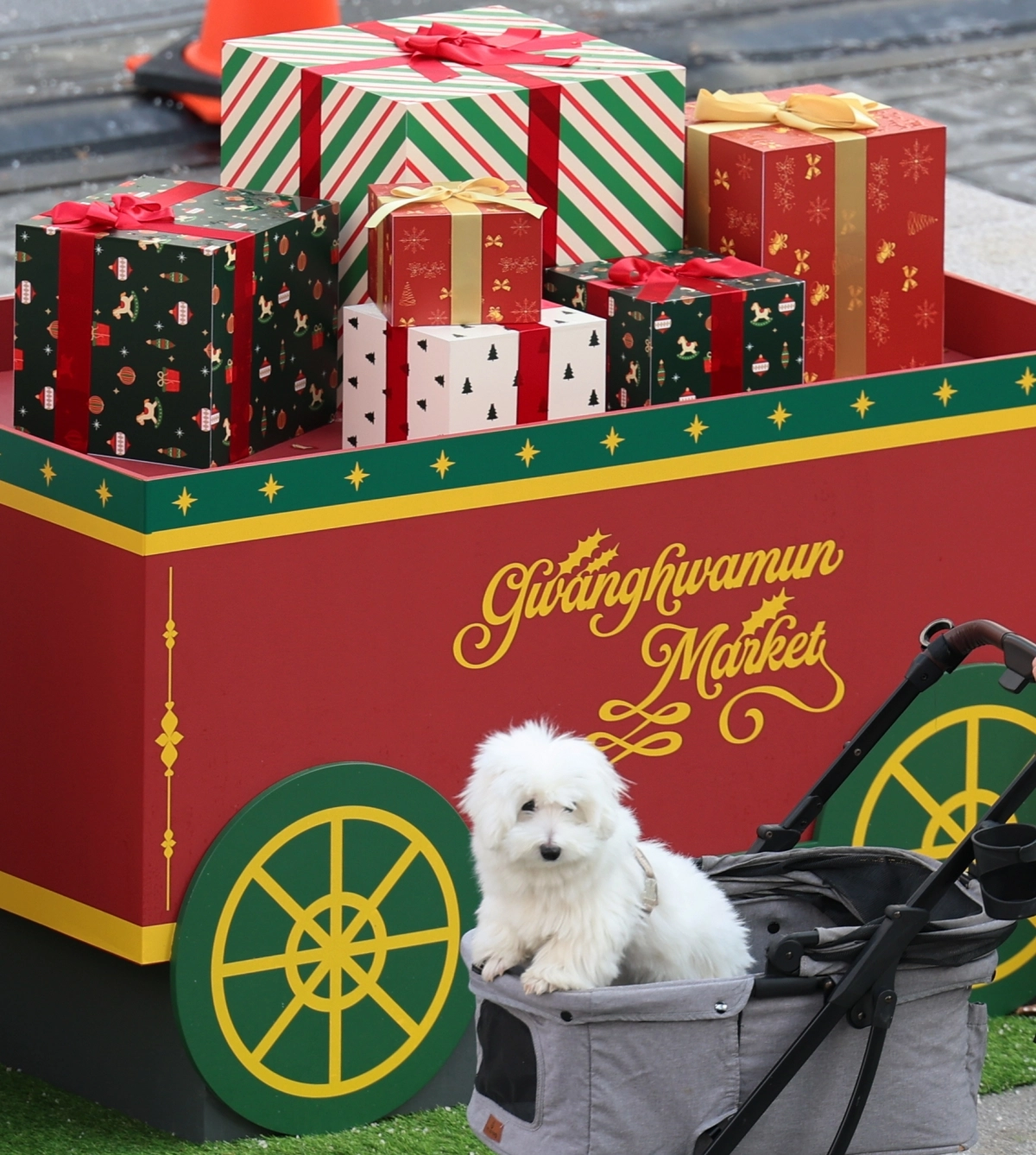 14일 오후 서울 종로구 광화문광장을 찾은 시민들이 반려견과 함께 겨울동화 속 산타마을 콘셉트로 꾸며진 크리스마스 광화문 마켓을 둘러보고 있다. 2025.12.14/뉴스1