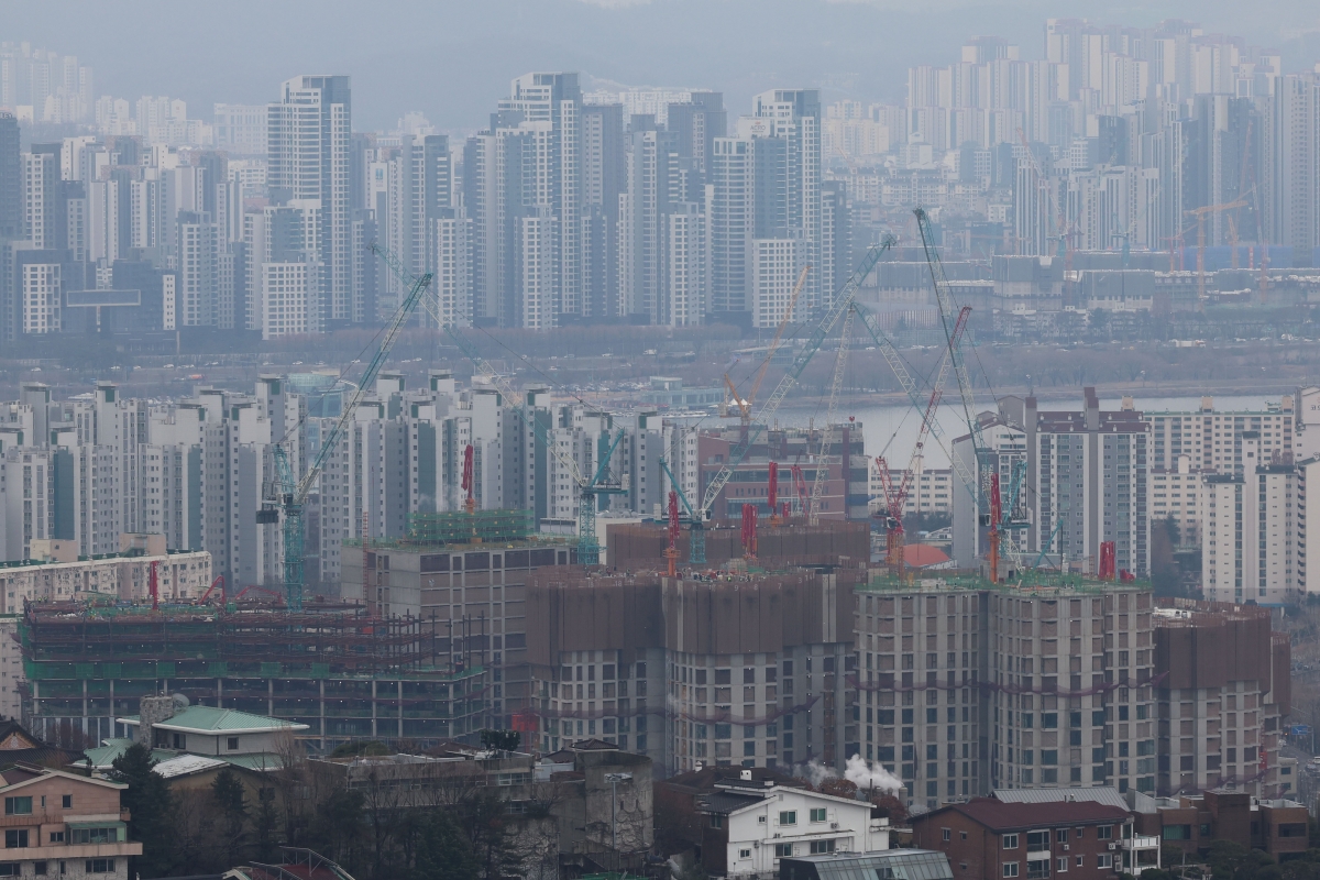 건설 경기 악화로 올해 민간 아파트 분양 물량이 12만 1120가구로 집계되며 2010년 이후 최저 수준을 기록할 것으로 보인다. 사진은 24일 서울 용산구 남산공원에서 바라본 아파트 단지의 모습. 뉴시스