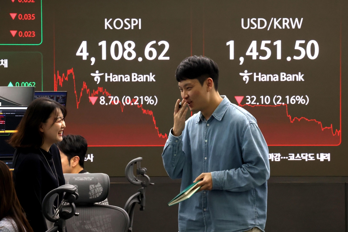 24일 서울외환시장에서 원달러 환율은 전날보다 33.8원 내린 1449.8원에 주간거래를 마감(오후 3시 30분 기준)해 3년 1개월 만에 최대 낙폭을 기록했다. ﻿사진은 이날 서울 중구 하나은행 본점 딜링룸 현황판에 환율과 코스피가 표시된 모습. 뉴스1