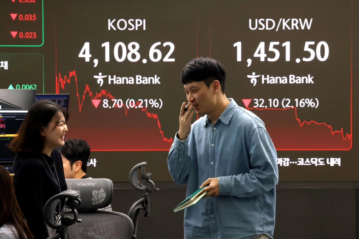 24일 서울외환시장에서 원달러 환율은 전날보다 33.8원 내린 1449.8원에 주간거래를 마감(오후 3시 30분 기준)해 3년 1개월 만에 최대 낙폭을 기록했다. ﻿사진은 이날 서울 중구 하나은행 본점 딜링룸 현황판에 환율과 코스피가 표시된 모습. 뉴스1