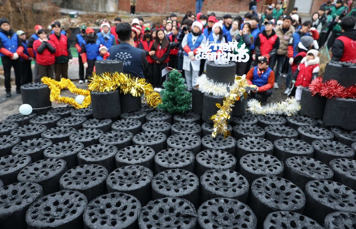 사랑의 연탄 나눔… 따뜻한 성탄절